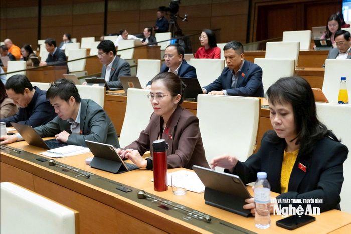 Đồng chí Võ Thị Minh Sinh - Phó Bí thư Tỉnh ủy, Chủ tịch Ủy ban MTTQ Việt Nam tỉnh, Trưởng Đoàn đại biểu Quốc hội tỉnh và các ĐBQH đoàn Nghệ An trong phiên làm việc ngày 28/11 tại Hội trường Diên Hồng, Nhà Quốc hội. Ảnh: Cao Hoàng