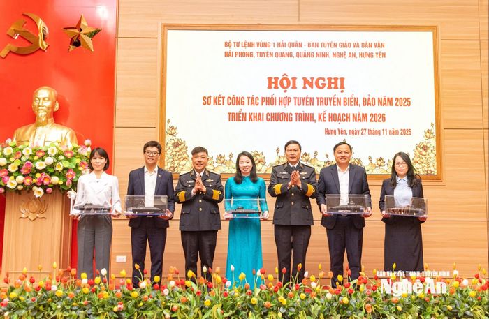 Bộ Tư lệnh Vùng 1 Hải quân tặng quà lưu niệm cho Ban Tuyên giáo và Dân vận Tỉnh ủy các địa phương. Ảnh: Minh Quân