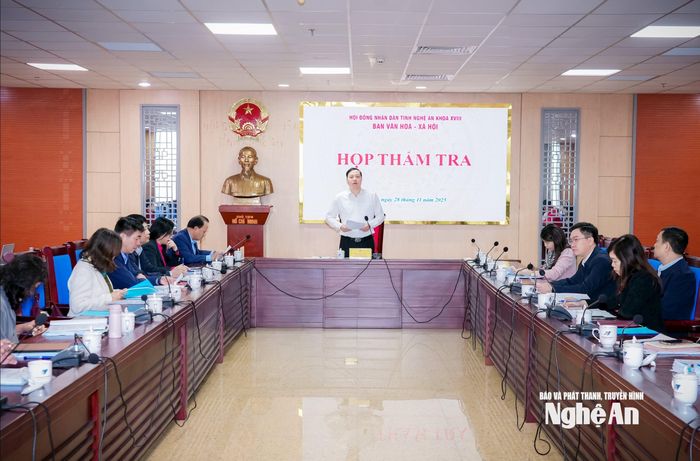 Cuộc họp tiến hành thẩm tra 3 dự thảo nghị quyết và 4 dự thảo báo cáo trình kỳ họp thường lệ cuối năm 2025 của HĐND tỉnh. Ảnh: Thành Chung