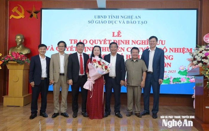 Sở Giáo dục và Đào tạo trao Quyết định nghỉ hưu cho cô Nguyễn Thị Hà và bổ nhiệm Hiệu trưởng Trường THPT Nguyễn Xuân Ôn cho thầy Phan Trọng Đông. Ảnh: P.V