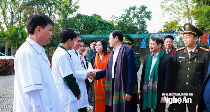 Chủ tịch UBND tỉnh Võ Trọng Hải trò chuyện, trao đổi với cán bộ y tế xã Châu Khê. Ảnh: Thành Duy