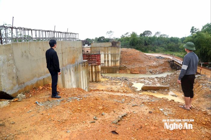 Cầu Khe Trảy trên tuyến đường Lạt - Làng Rào đang thi công dở dang. Ảnh: Xuân Hoàng