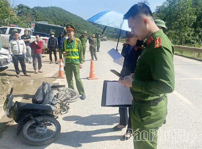 Kiểm sát viên VKSND khu vực 17 kiểm sát hiện trường vụ tai nạn giao thông