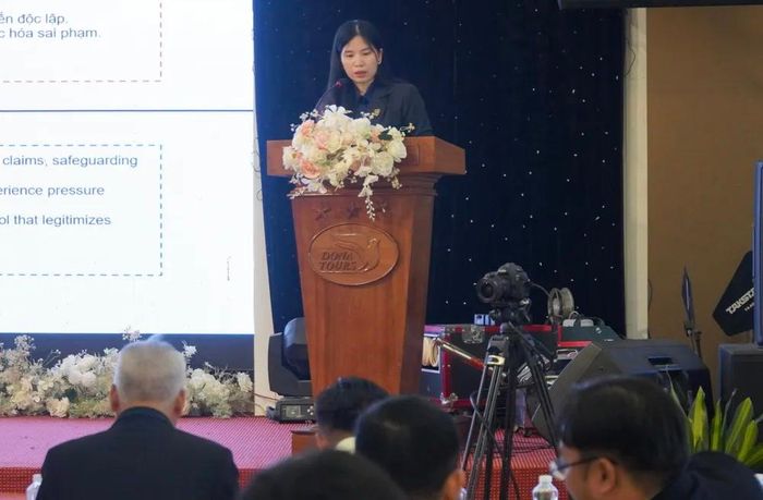  Luật sư Lê Thị Bích Chi (Đoàn Luật sư TP.HCM) đặt ra vấn đề, luật sư công sẽ được xác định là công chức, là luật sư hay là một chủ thể pháp lý “lai” giữa hai chế định đó. Ảnh: VŨ HỘI 