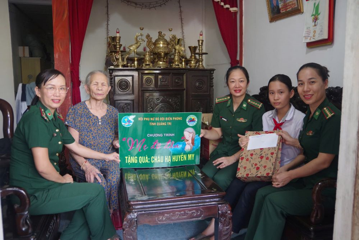 Hội Phụ nữ Bộ đội Biên phòng tỉnh Quảng Trị thăm, tặng quà cháu Hạ Huyền My, phường Đông Hà, tỉnh Quảng Trị (tháng 4-2025). Ảnh: ĐÌNH TIẾN 
