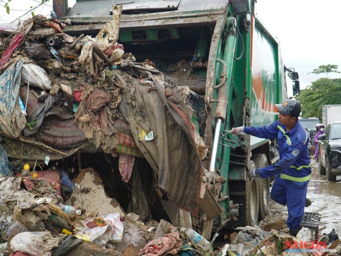 Công nhân Công ty TNHH Một thành viên Môi trường Đô thị TPHCM hỗ trợ thu gom rác tại Khánh Hòa. Ảnh: HIẾU GIANG