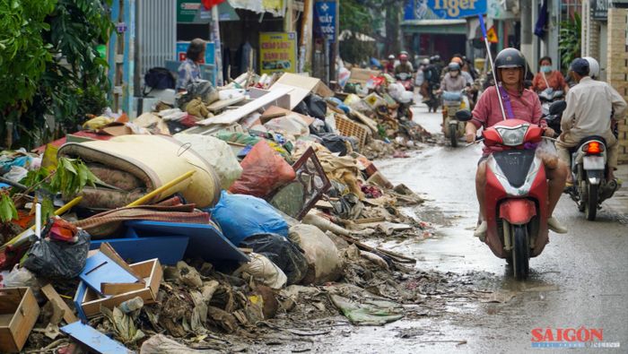 Rác thải tràn ngập trên các tuyến đường ở phường Tây Nha Trang. Ảnh: HIẾU GIANG