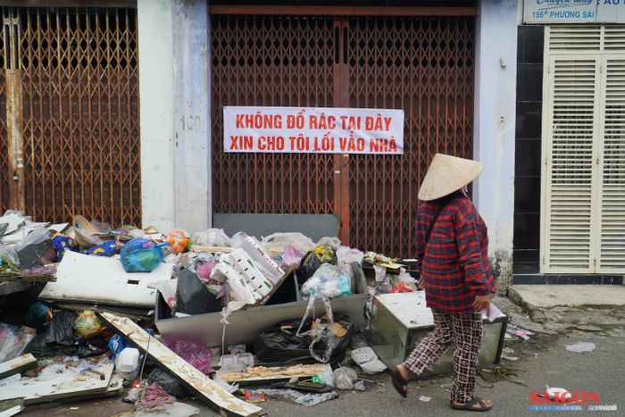 Rác tràn ra đường ảnh hưởng đời sống người dân. Ảnh: HIẾU GIANG