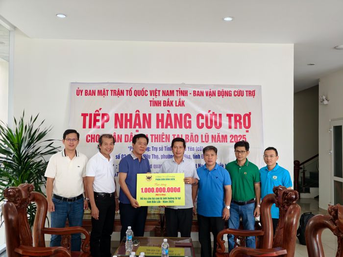Anh Ngô Văn Đông – TGĐ Công ty dẫn đầu đoàn công tác trao cứu trợ cho đồng bào tỉnh Đắk Lắk