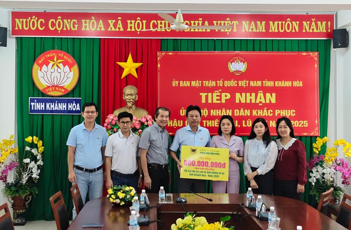 Anh Phan Văn Tâm – Phó TGĐ Cty và anh Phạm Ngọc Tuấn – GĐ Cty Bình Điền Mekong trao cứu trợ cho bà con tỉnh Khánh Hòa