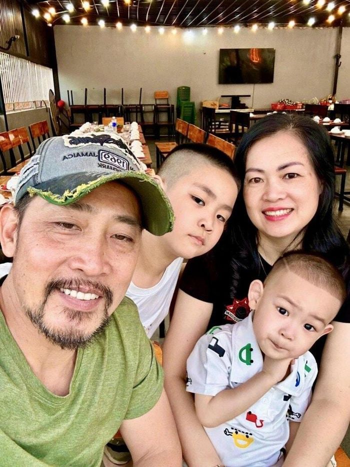 Ông trùm phản diện và bà xã có 4 người con.