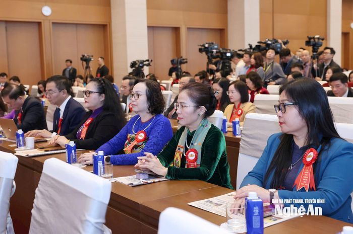 Các đồng chí: Võ Thị Minh Sinh - Phó Bí thư Tỉnh ủy, Chủ tịch Ủy ban MTTQ Việt Nam tỉnh, Trưởng Đoàn ĐBQH tỉnh; Thái Thị An Chung - Ủy viên Ban Chấp hành Đảng bộ tỉnh, Phó Trưởng đoàn chuyên trách Đoàn ĐBQH tỉnh dự Đại hội với vai trò khách mời đại diện Đoàn Nghệ An. Ảnh: Nam An