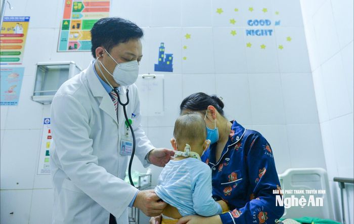 Bác sỹ khám cho trẻ tại Bệnh viện Sản Nhi Nghệ An. Ảnh tư liệu: Đức Anh