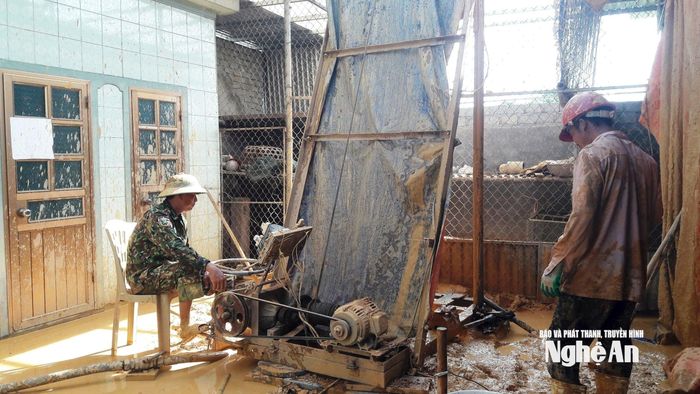 Một tổ thợ ở làng Nhân Tiến đang khoan giếng cho các hộ dân. Ảnh tư liệu: Đức Chung