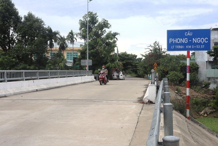 … thì cầu Phong Ngọc ghép hai địa danh “Phong” và “Ngọc” gợi nhắc về ký ức làng xã một thời. Ảnh: H.S