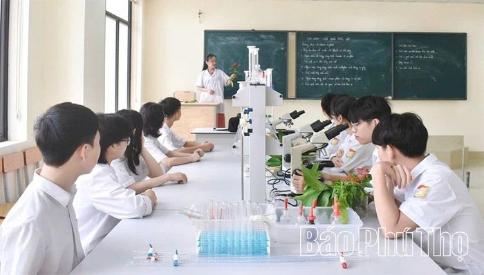 Cô giáo Vũ Thị Hạnh hướng dẫn học sinh làm thí nghiệm.
