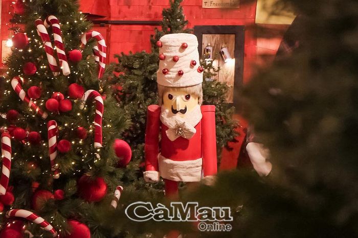 Chú lính chì được trưng bày bên cây thông Noel tại quán Xưởng Coffee.