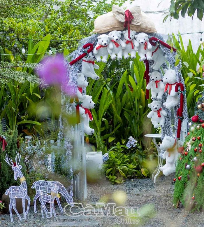 Cổng vào được trang trí xinh xắn theo phong cách Giáng sinh tại quán cà phê Mộc.
