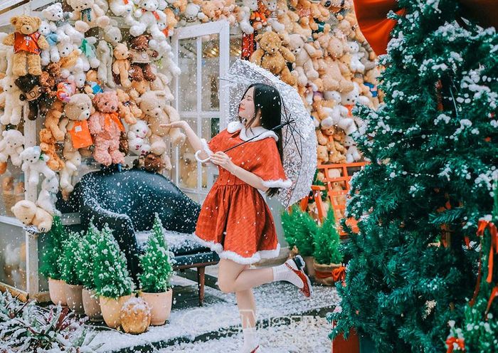 Một số quán cà phê đặt máy phun tuyết nhân tạo thu hút nhiều khách đến chụp ảnh.