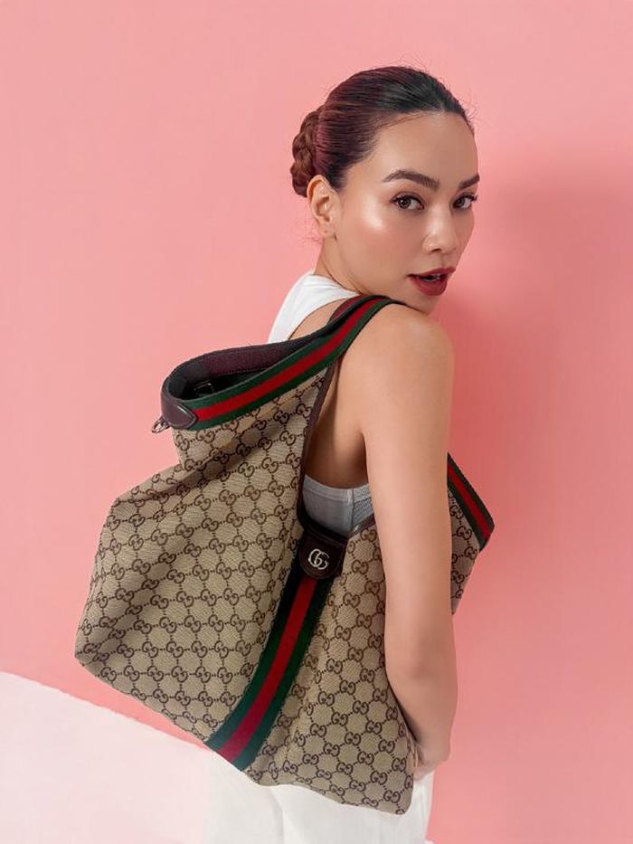 Mỗi lần xuất hiện trước công chúng, Hồ Ngọc Hà luôn tỏa sáng nhờ nhan sắc xinh đẹp và sang trọng.