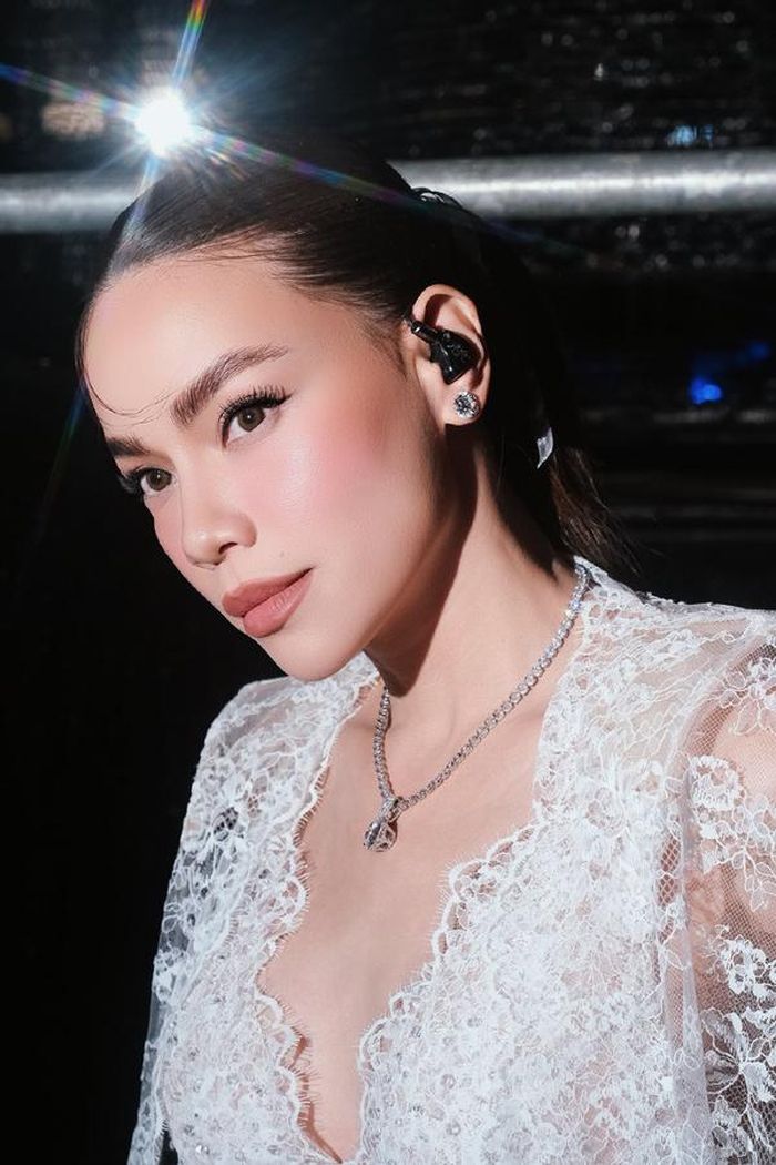 Ngoài vóc dáng, Hồ Ngọc Hà còn có là da trẻ trung khỏe khoắn và đều màu. Đây cũng là bí quyết để nữ ca sĩ trẻ hơn so với tuổi thật.