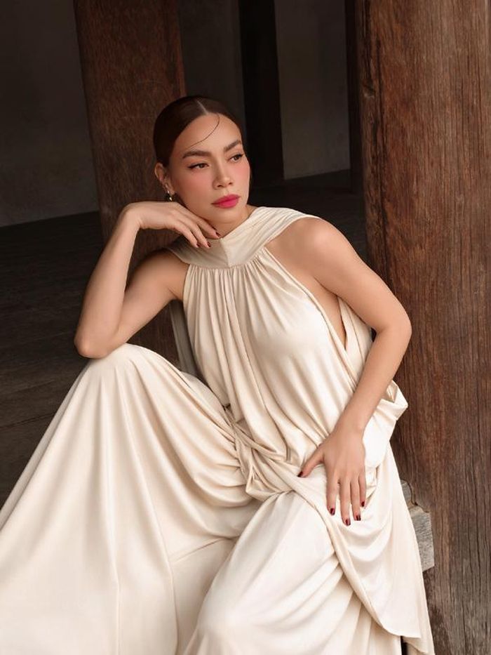 Đắp mặt nạ là bước không thể thiếu trong chu trình chăm sóc da của Hồ Ngọc Hà. Măt nạ được xem là phát minh tuyệt vời giúp cung cấp dưỡng chất cho da, đồng thời hỗ trợ điều trị một số vấn đề như mụn, da không điều màu.