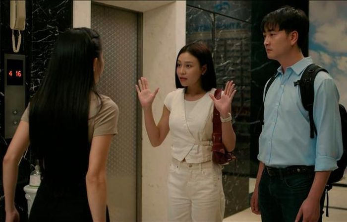 Nga ghen tuông khi thấy Đức đi với Tú vào khách sạn.