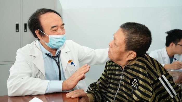 Phó Giáo sư, Tiến sĩ Nguyễn Văn Chi tham gia khám bệnh cho người dân.