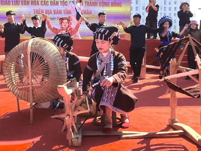 Phụ nữ dân tộc Lự trình diễn nghề dệt truyền thống