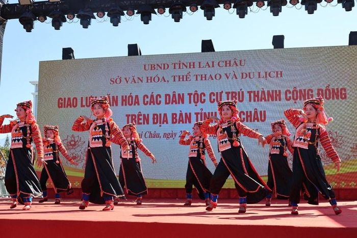 Phụ nữ dân tộc Hà Nhì trình diễn các tiết mục văn nghệ