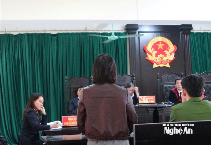 Bị hại kể lại việc bị các bị cáo lừa đảo. Ảnh: Trần Vũ