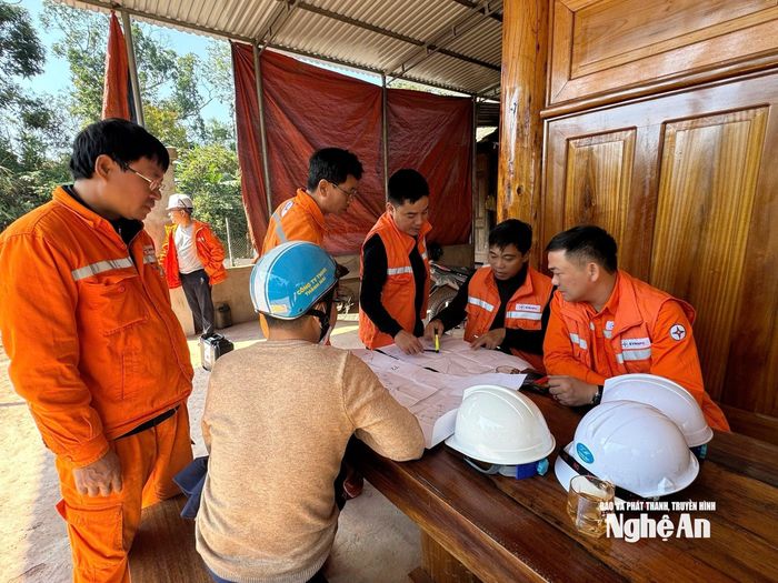 Ông Phạm Công Thành - Giám đốc Công ty Điện lực Nghệ An, cùng các phòng ban chuyên môn và chính quyền địa phương trao đổi, tìm giải pháp khả thi nhất nhằm sớm đưa ánh sáng điện về với đồng bào.
