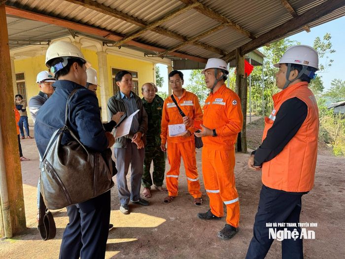 Lãnh đạo Công ty Điện lực Nghệ An, cùng các phòng ban chuyên môn và chính quyền địa phương trao đổi, tìm giải pháp đưa điện về vùng lõm.