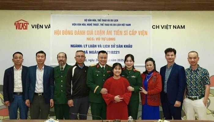 NSND Xuân Bắc có mặt chúc mừng NSND Tự Long.