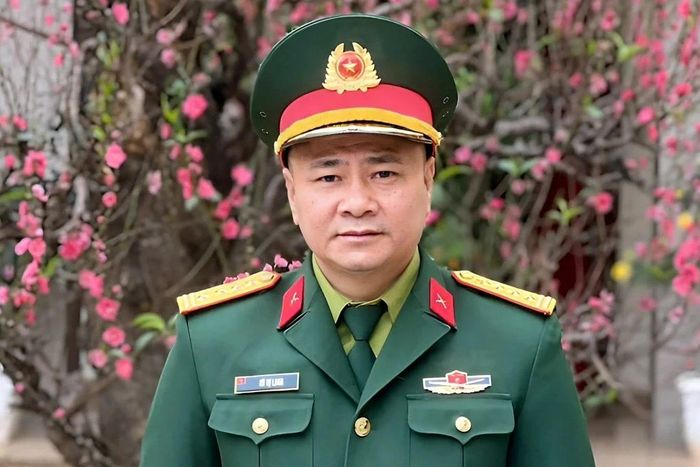 NSND Tự Long mang quân hàm Đại tá, là Giám đốc của Nhà hát Chèo Quân đội.