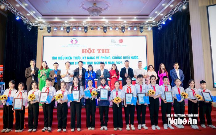 Ban Tổ chức Hội thi trao giải cho các đội tham gia. Ảnh: Thành Chung