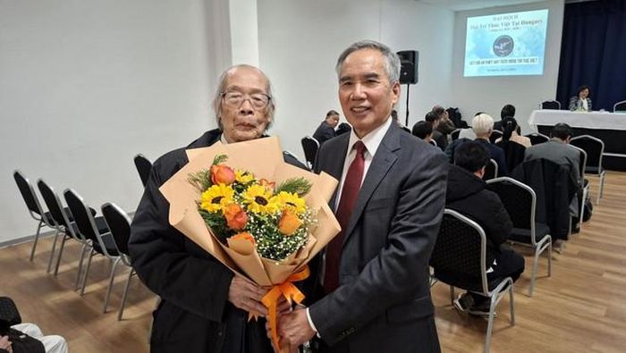 Chủ tịch Hội Trí thức, TS. Phùng Kim San cùng thanh viên cao niên nhất của Hội, ông Nguyễn Kim Anh (92 tuổi). (Ảnh: Vietnam+)