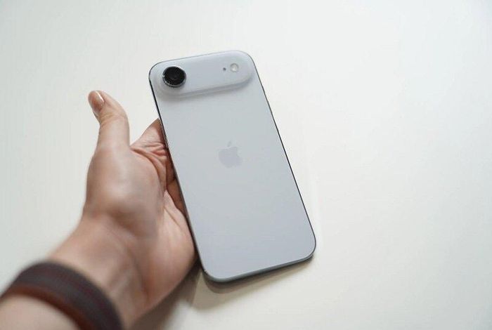 Giá iPhone Air VN/A đang giảm khá sâu (Ảnh: The Verge).