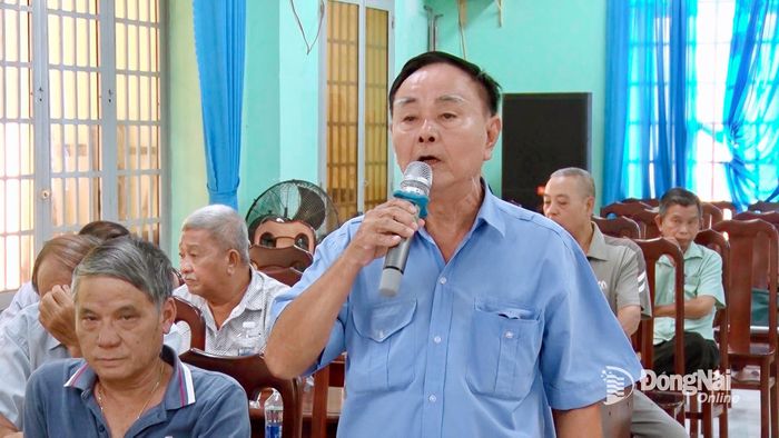 Cử tri nêu ý kiến tại hội nghị tiếp xúc. Ảnh: Thùy Anh