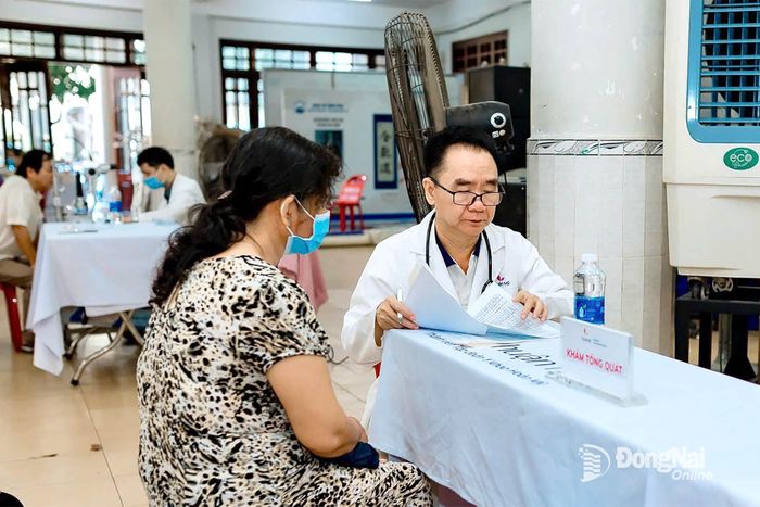 Bác sĩ Hồng Tuấn An, Giám đốc y khoa Bệnh viện Thuận Mỹ ITO Đồng Nai khám sức khỏe cho người dân. Ảnh: CTV