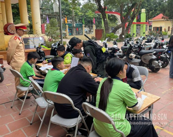 Phòng CSGT tổ chức ký cam kết tại Trường THCS Hoàng Văn Thụ, phường Kỳ Lừa