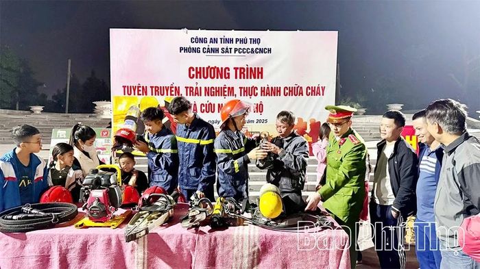 Người dân được trải nghiệm các trang thiết bị chữa cháy, CNCH chuyên nghiệp