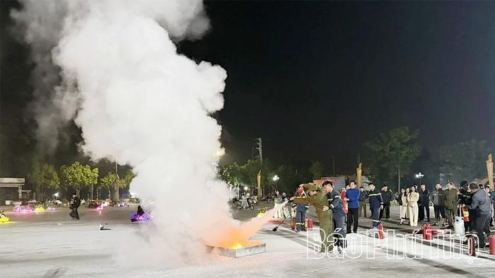 Lực lượng tham gia bảo vệ ANTT ở cơ sở thực hành kỹ năng chữa cháy