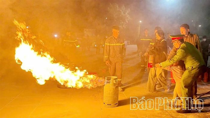 Cán bộ Phòng Cảnh sát PCCC&amp;CNCH hướng dẫn người dân sử dụng bình chữa cháy