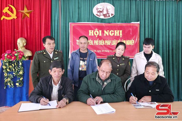 Cán bộ Hạt Kiểm lâm khu vực VI tổ chức cho nhân dân xã Phiêng Pằn ký cam kết bảo vệ rừng.