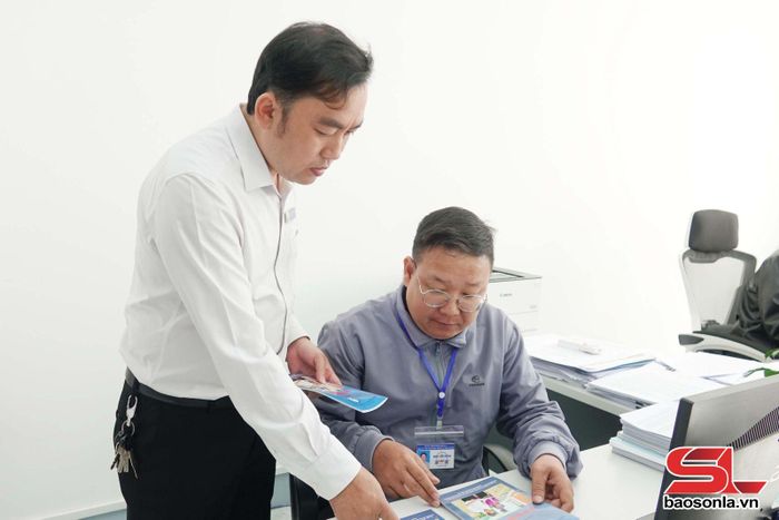 Trợ giúp viên pháp lý chuẩn bị tài liệu trước khi đi truyền thông, tư vấn pháp luật tại các xã, bản vùng cao.