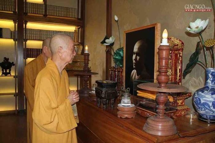 Trước di ảnh Trưởng lão Tỷ-kheo Thích Trí Quang tại Dư hương thất, chùa Từ Đàm - Ảnh: Quảng Điền