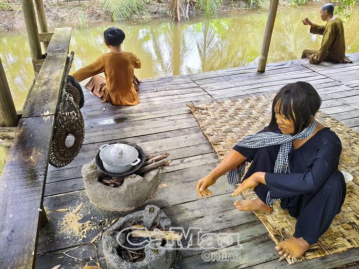 Những hình nhân phục dựng lại cuộc sống thường nhật của người dân ở Làng rừng.
