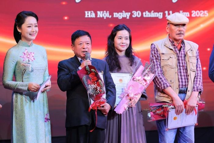 Nhạc sĩ Đỗ Hồng Quân (thứ hai từ trái sang) phát biểu. Ảnh: Lê Đông - TTXVN