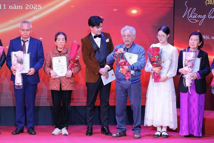 Nhà văn Chu Lai (thứ ba từ phải sang) phát biểu. Ảnh: Lê Đông - TTXVN